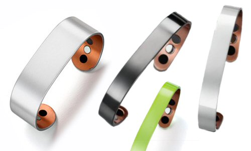 Kupfer Bracelets ist mit Germanium Steinen, SmCo Magneten und Minus Ionen Inserts konzipert. Das Lunavit Harmony Wellness-Accessoire aus 99.99% reinem Kupfer, mit seinen antimikrobiellen Eigenschaften, verfügt je nach Model eine polierte, satinierte oder durch eine Spezialbeschichtung veredelte Oberfläche
